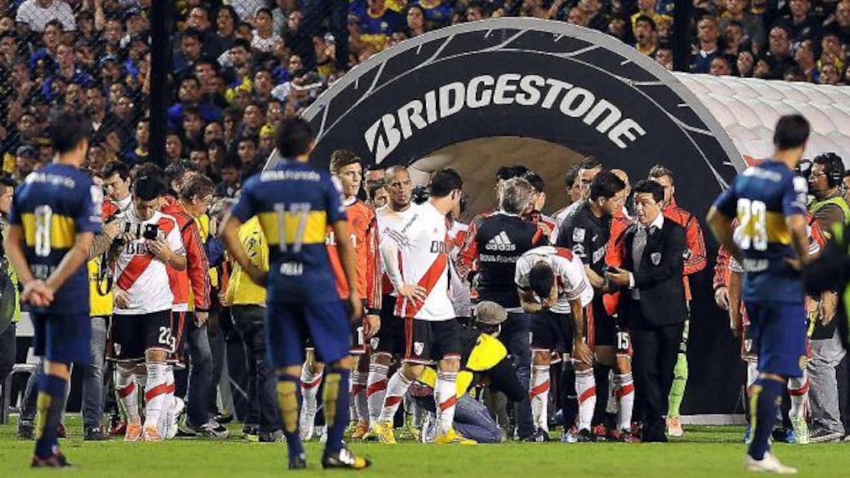 La rencontre des huitièmes de finale de Copa Libertadores entre Boca Junior et River Plate a été arrêtée suite à des jets de gaz chimiques sur les joueurs de River. 
