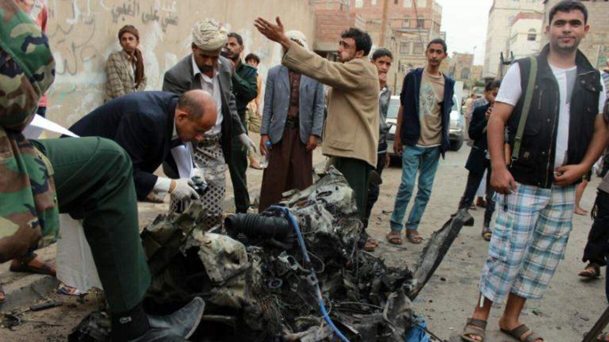 La police inspecte le site de l'attentat contre une mosquée à Sanaa, le 29 juillet 2015.
