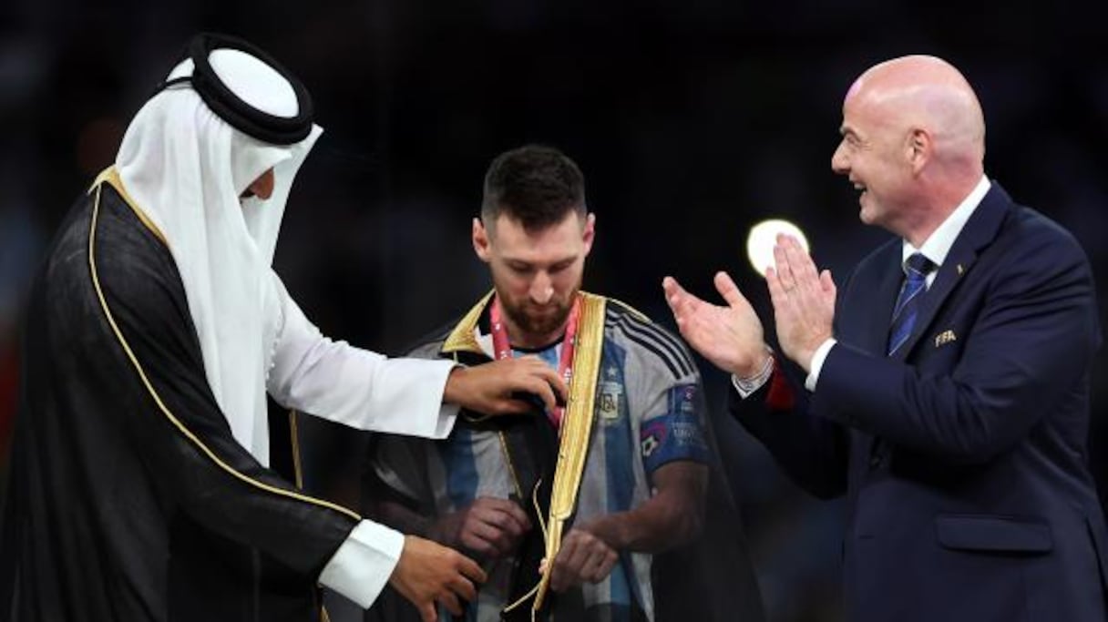 Lionel Messi se voit remettre un "Bisht" de la part de l'émir du Qatar, lors de la remise du trophée de la Coupe du monde, le 18 décembre, à Doha.
