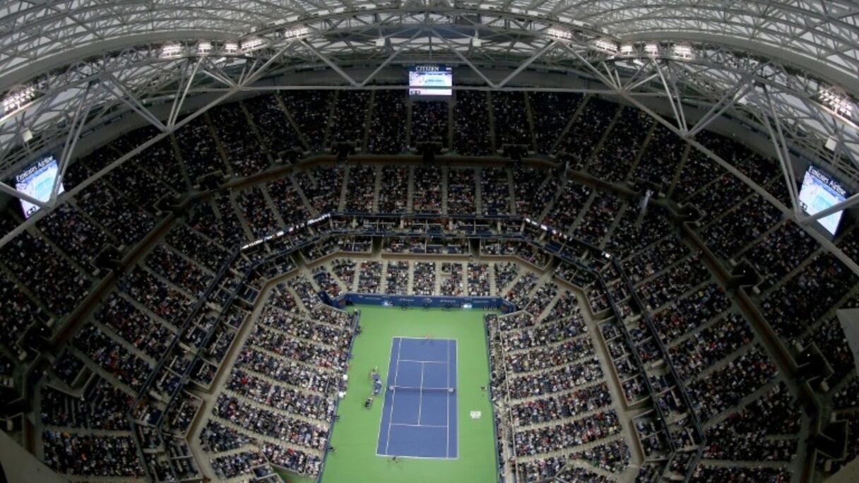Une vue d'ensemble du court Arthur Ashe à Flushing Meadow, théâtre de l'US Open de tennis, le 6 septembre 2017 à New York
