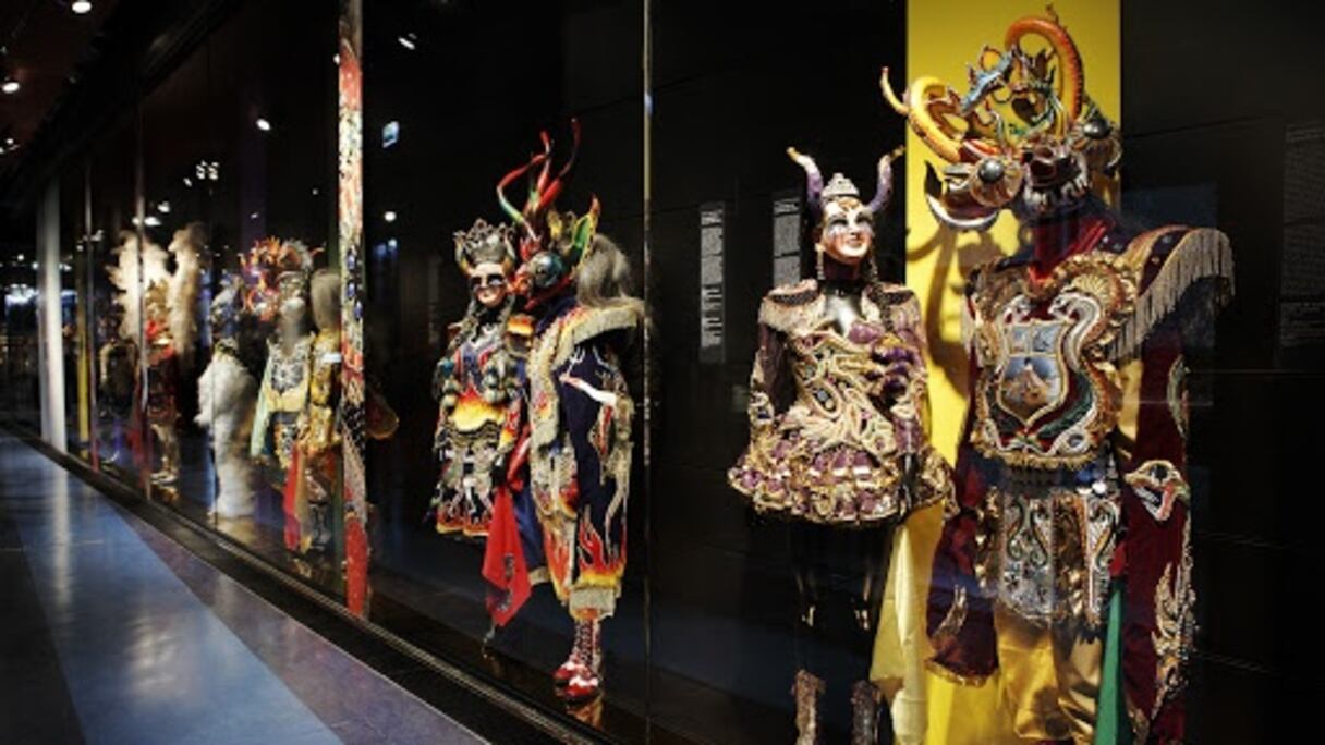 Le musée des arts et civilisations d'Afrique, d'Asie, d'Océanie et des Amériques, quai Branly à Paris, avait été créé en 2006 à l'initiative du défunt président français Jacques Chirac. 
