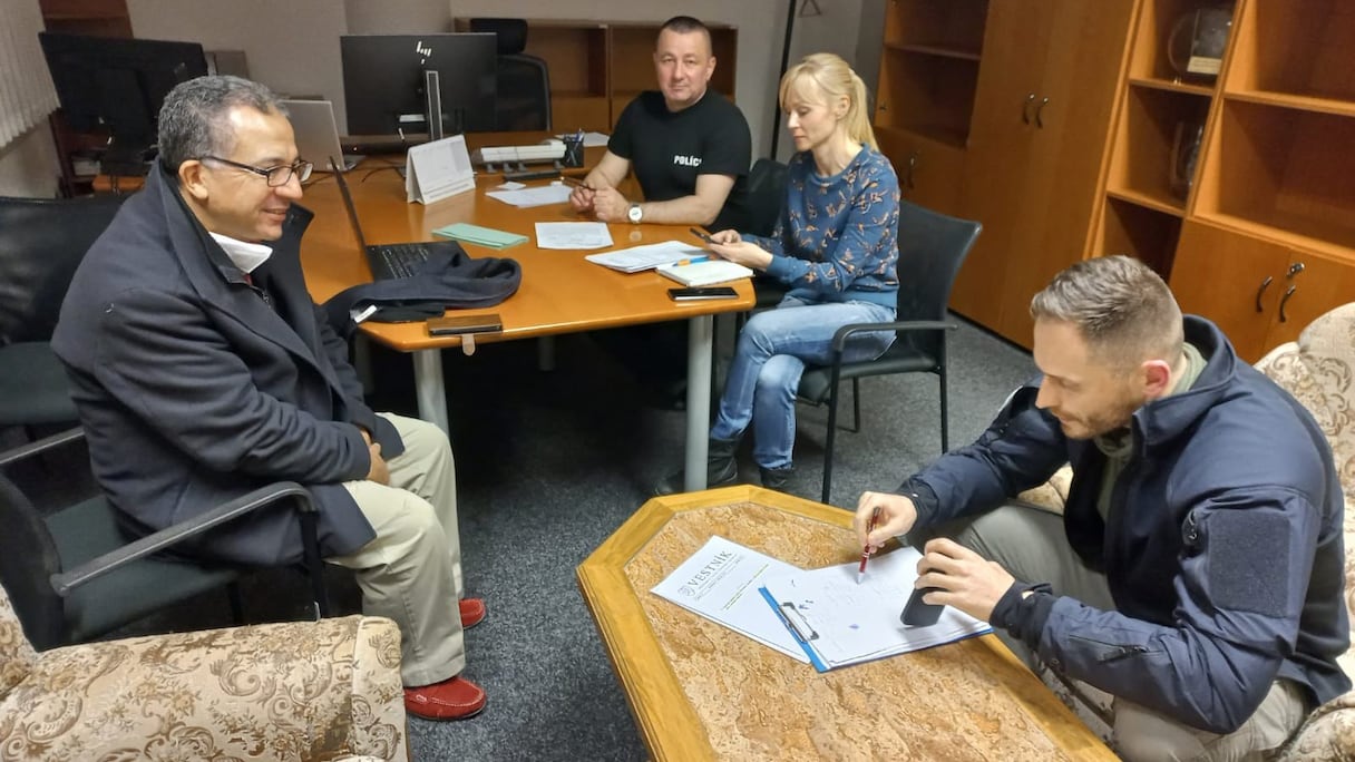 Rencontre entre Azzedine Farhane, ambassadeur du Maroc en Autriche, Slovaquie et Slovénie et le directeur régional de la police de Vysné Nemecké, en Slovaquie, le mardi 1er mars 2022.
