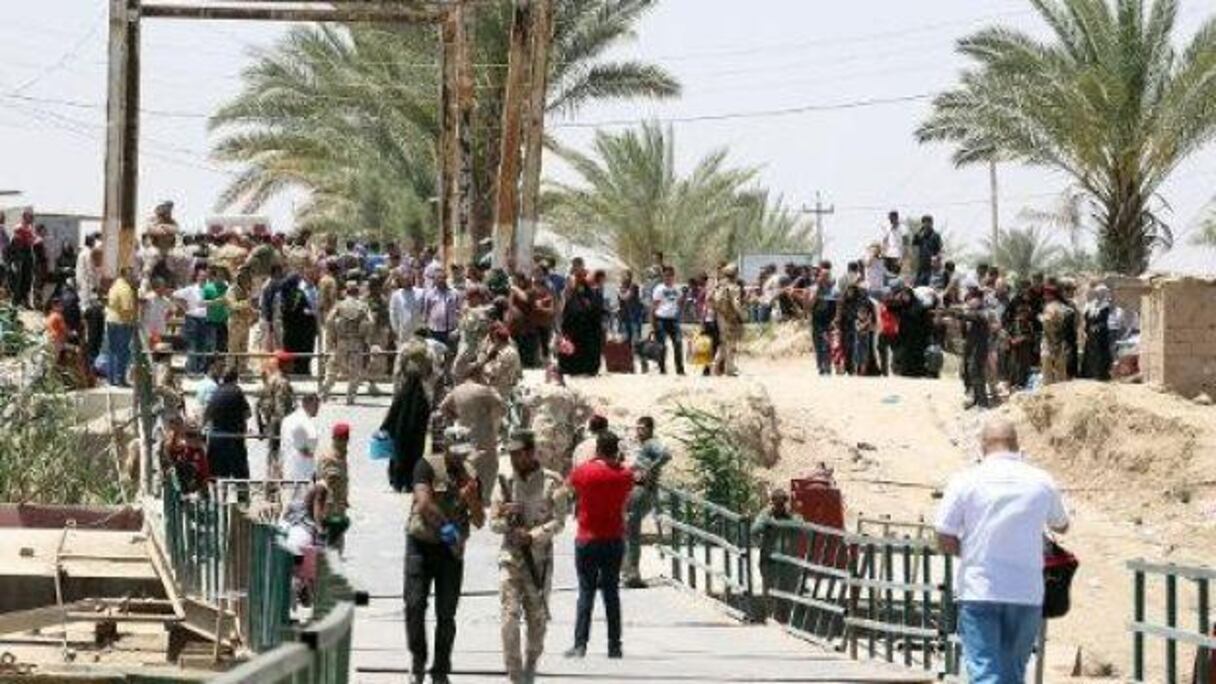 Des habitants de Ramadi fuyant devant l'avancée du groupe "Etat islamique", le 18 mai 2015.
