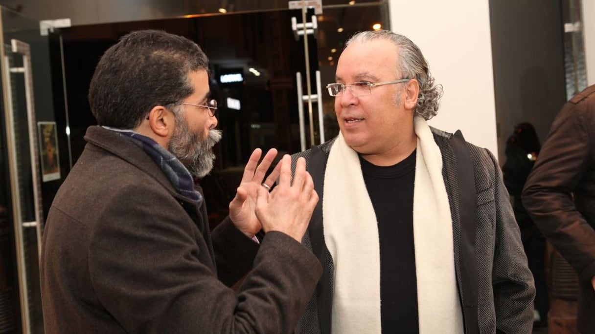 L'artiste peintre Abdelkrim Belamine a longuement échangé avec Abdelaziz Charkaoui autour de son univers artistique.
