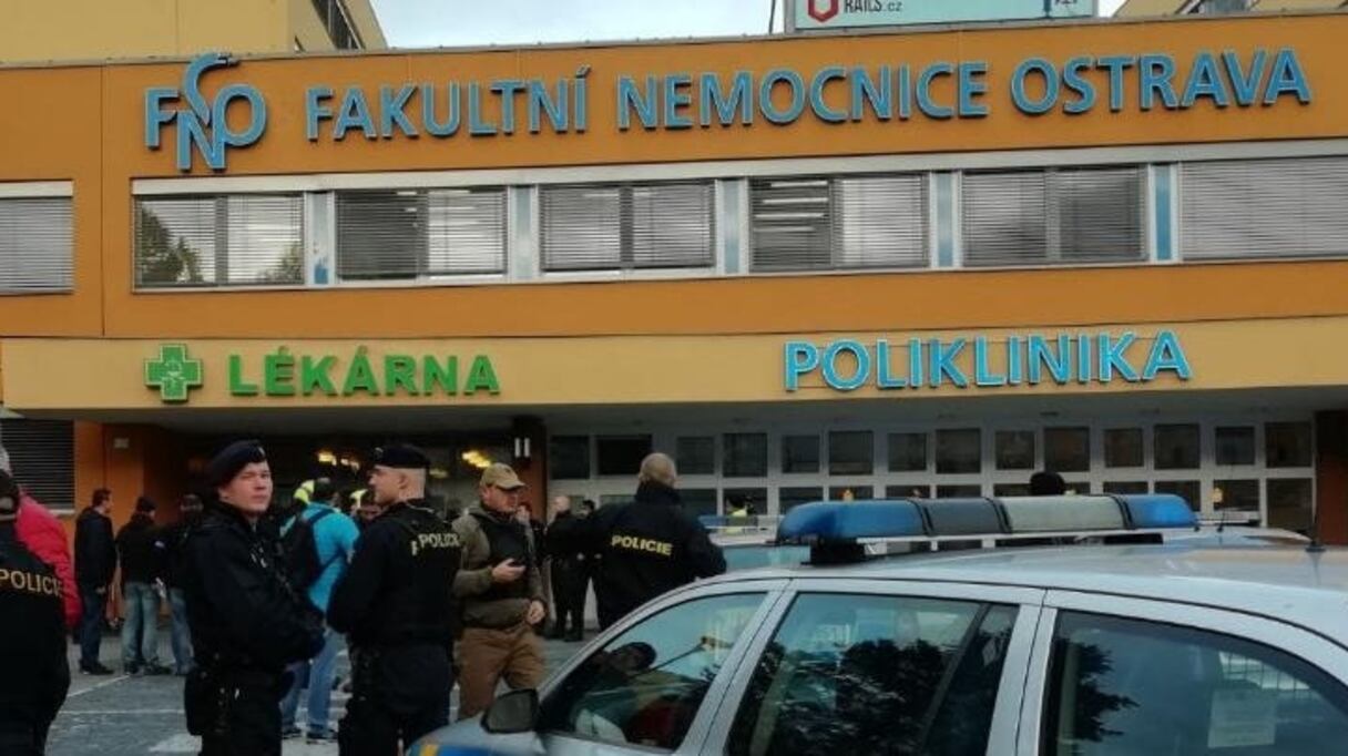 Des forces de l'ordre devant l'hôpital attaqué à Ostrava, en République Tchèque, mardi 10 décembre. 
