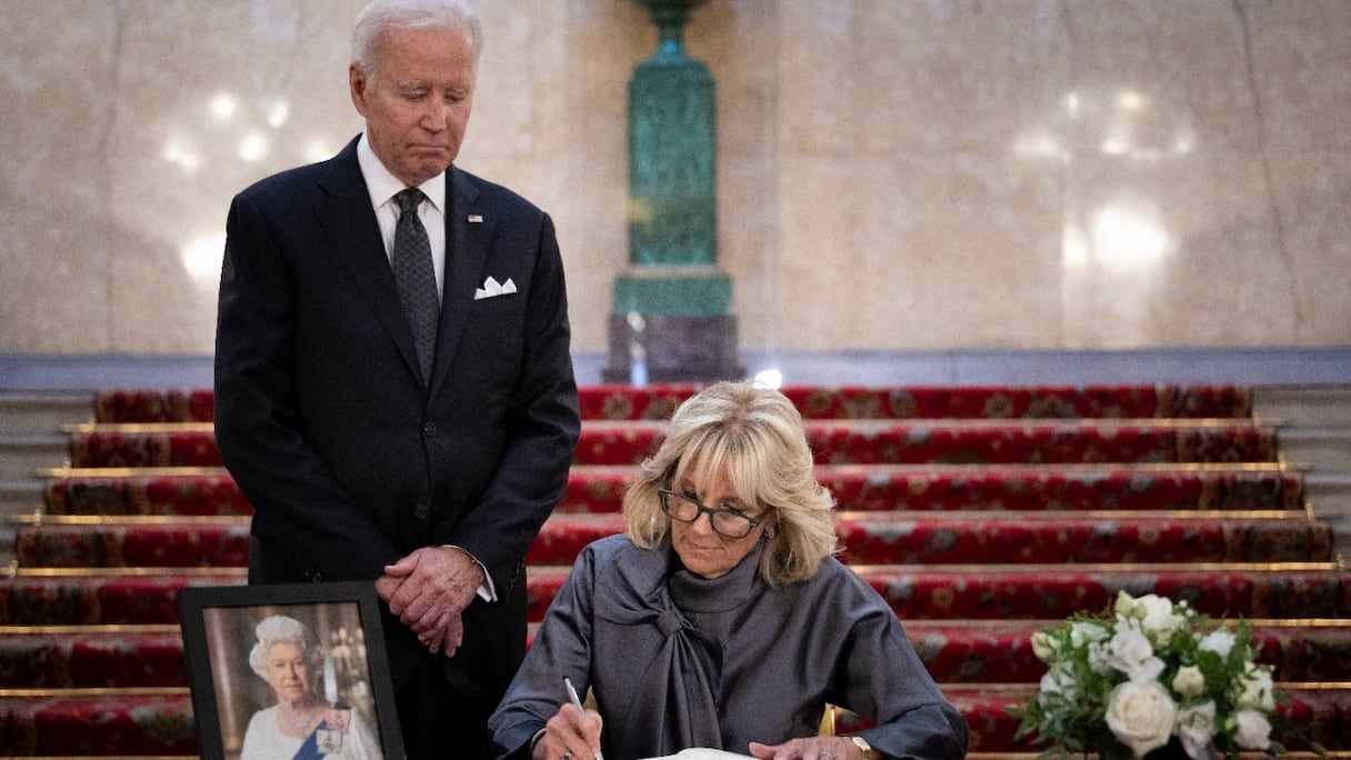 Le président américain Joe Biden regarde la première dame des Etats-Unis Jill Biden signer un livre de condoléances à Lancaster House, à Londres, le 18 septembre 2022, suite au décès de la reine Elizabeth II, le 8 septembre.
