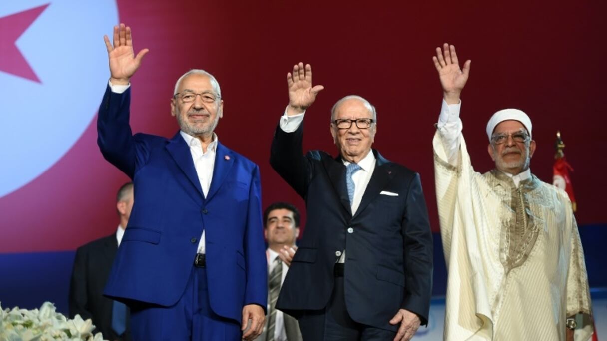 Le président tunisien Beji Caid Essebsi (C), le leader du parti Ennahdha Rached Ghannouchi (g) et son vice-président Abdelfattah Mourou (d), le 20 mai 2016 à Tunis.
