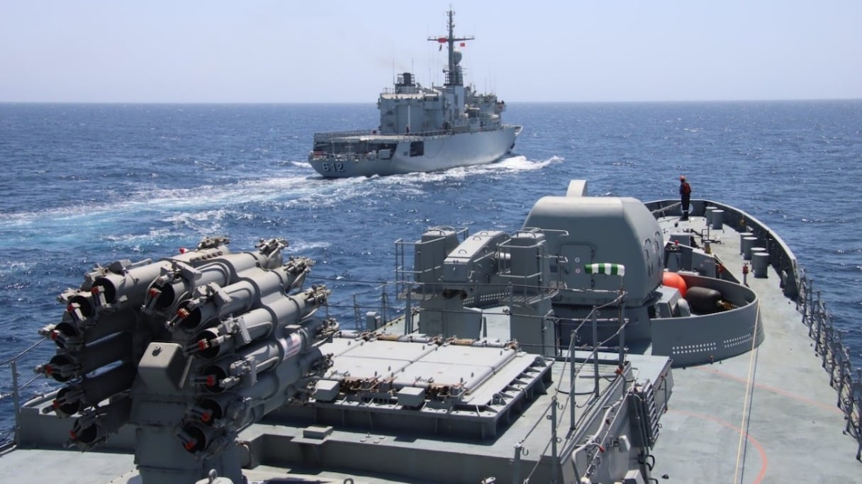 La Frégate Hassan II de la Marine Royale et la Frégate indienne INS Tarkash, lors d'un exercice conjoint au large de Casablanca, le 26 juillet 2022.
