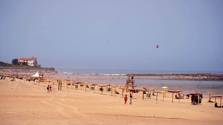 بعد تحرير المِلك البحري.. شاطئ "دار بوعزة" يكتسي "حُلّة أوروبية" ويجذب المصطافين بكثافة