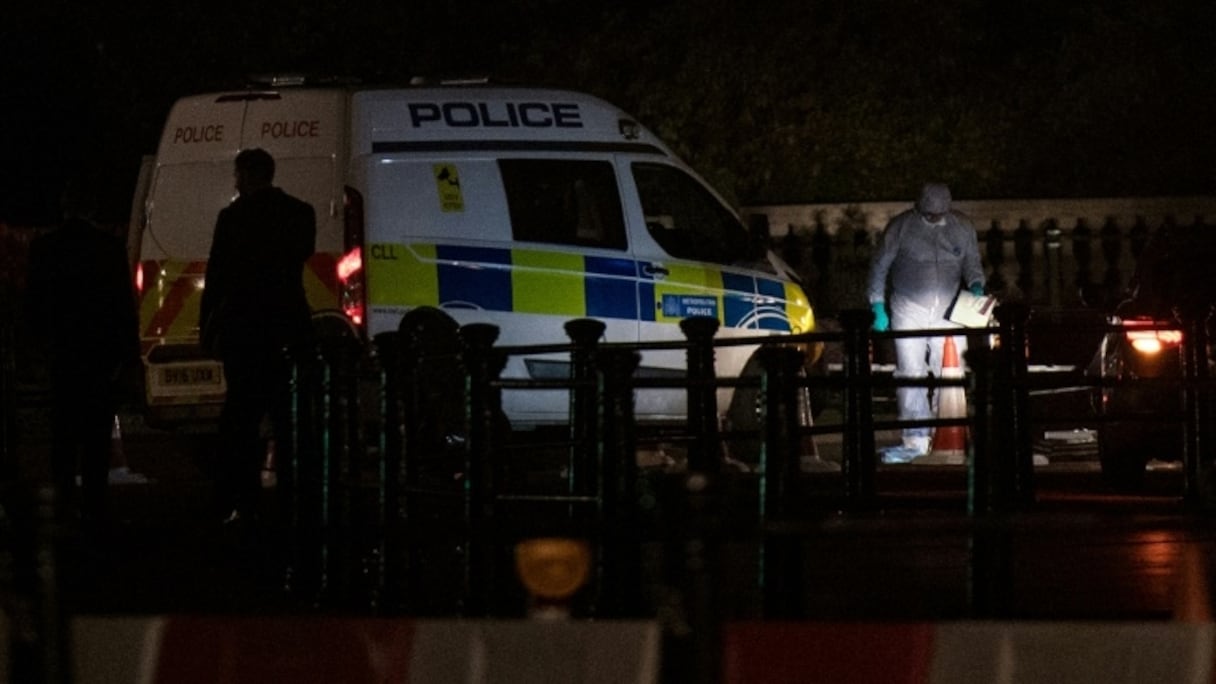 Des policiers le 26 août 2017 près du Queen Victoria Memorial proche de Buckingham Palace où des policiers ont été attaqués au couteau.
