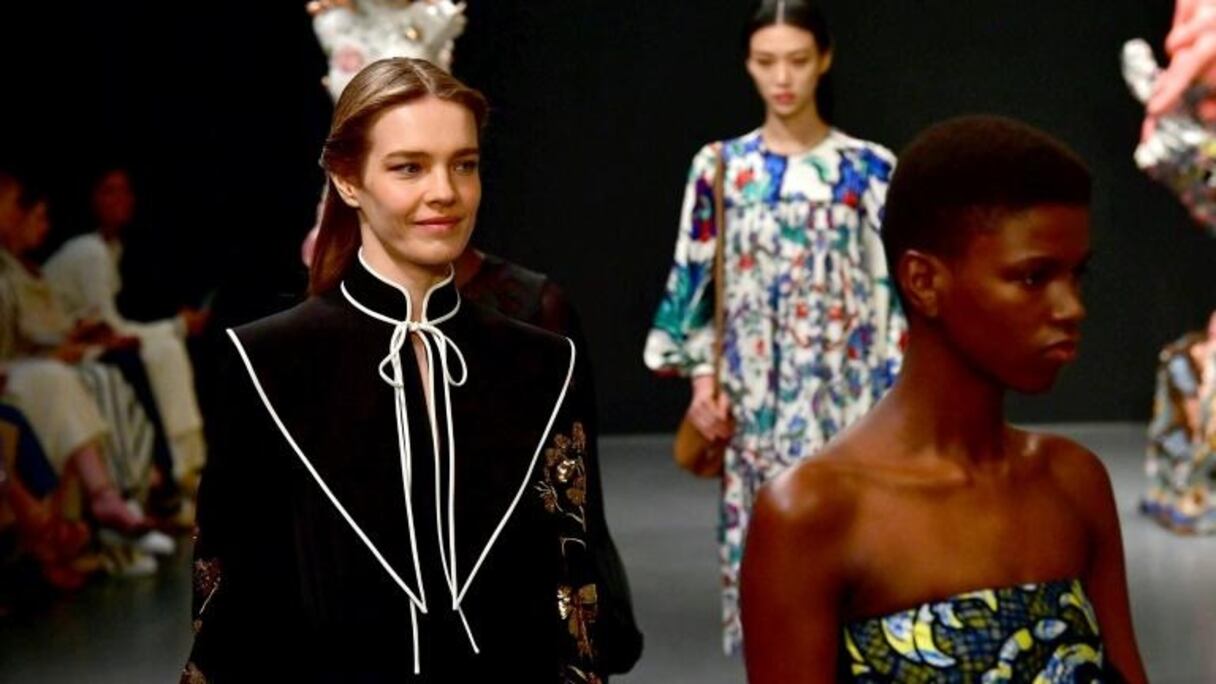 Le mannequin Natalia Vodianova (à gauche) lors du défilé Tory Burch. 
