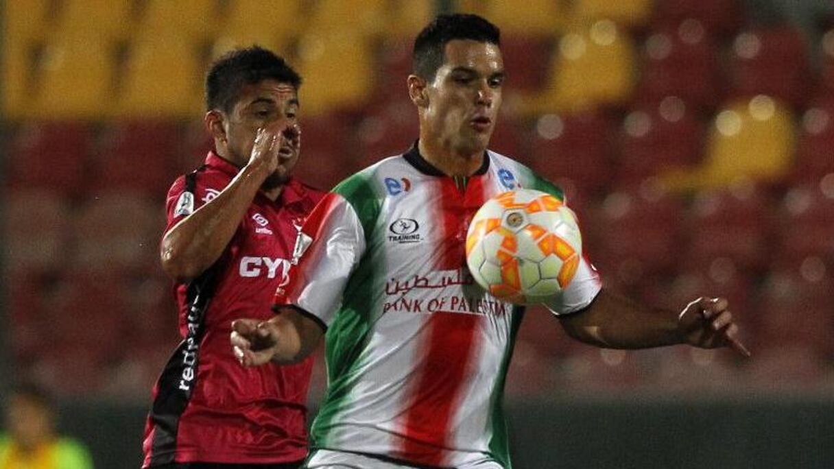 Le joueur du club chilien de Palestino Alejandro Contreras (d) en Copa Libertadores contres les Wanderers d'Uruguay, le 19 mars 2015 à Santiago.
	 
