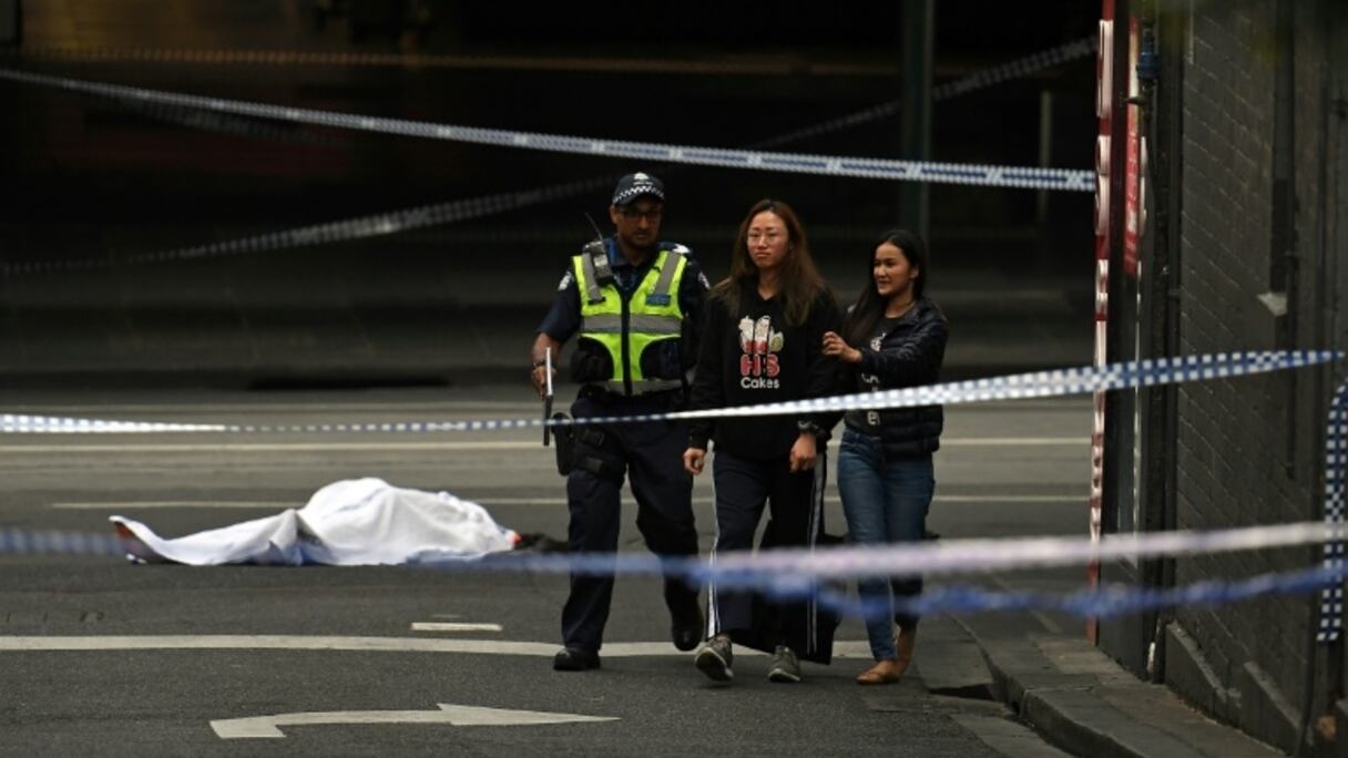 La police évacue des personnes des lieux d'une attaque au couteau à Melbourne, le 9 novembre 2018.
