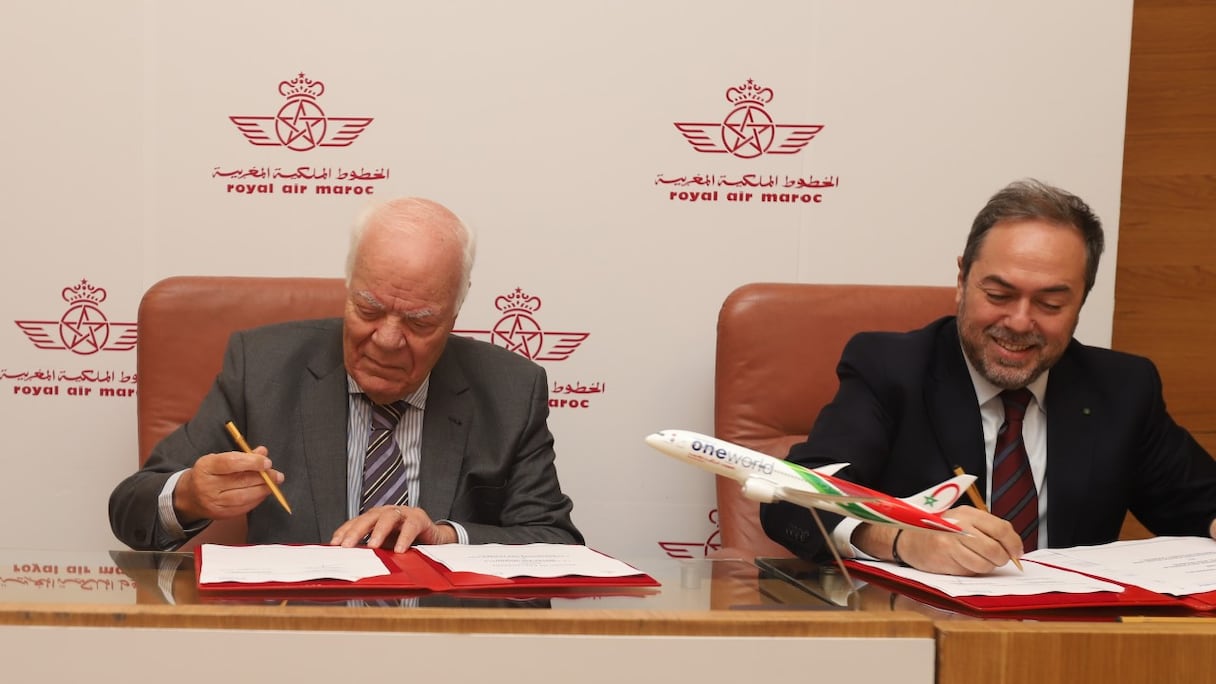 Hassan Sentissi El Idrissi, président de l’ASMEX, et Abdelhamid Addou, PDG de Royal Air Maroc, lors de la signature de la convention, le 14 novembre 2022 à Casablanca.
