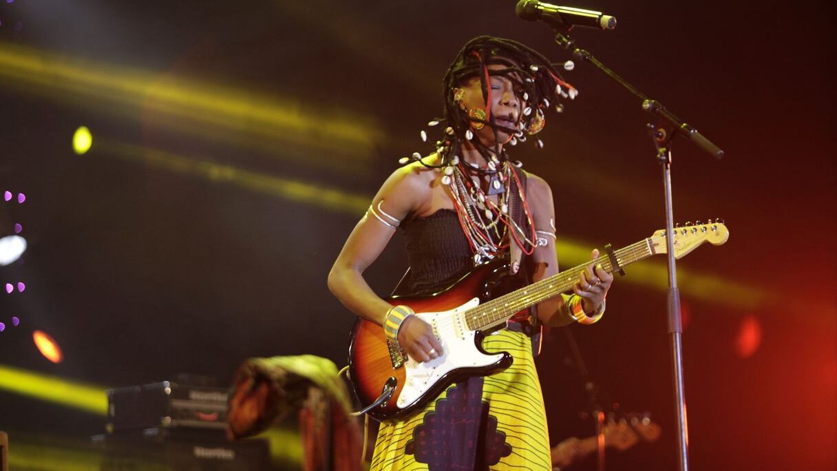 Les blessures d'une enfance difficile traversent par moment, avec une force prégnante, les compositions de la chanteuse, séparée de ses parents, dans son enfance, pour n'avoir pas voulu poursuivre sa scolarité, puis fugitive pour échapper à un mariage dont elle ne voulait pas.