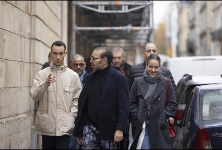 Le roi Mohammed VI avec ses enfants, le prince héritier Moulay El Hassan et Lalla Khadija, à Paris.