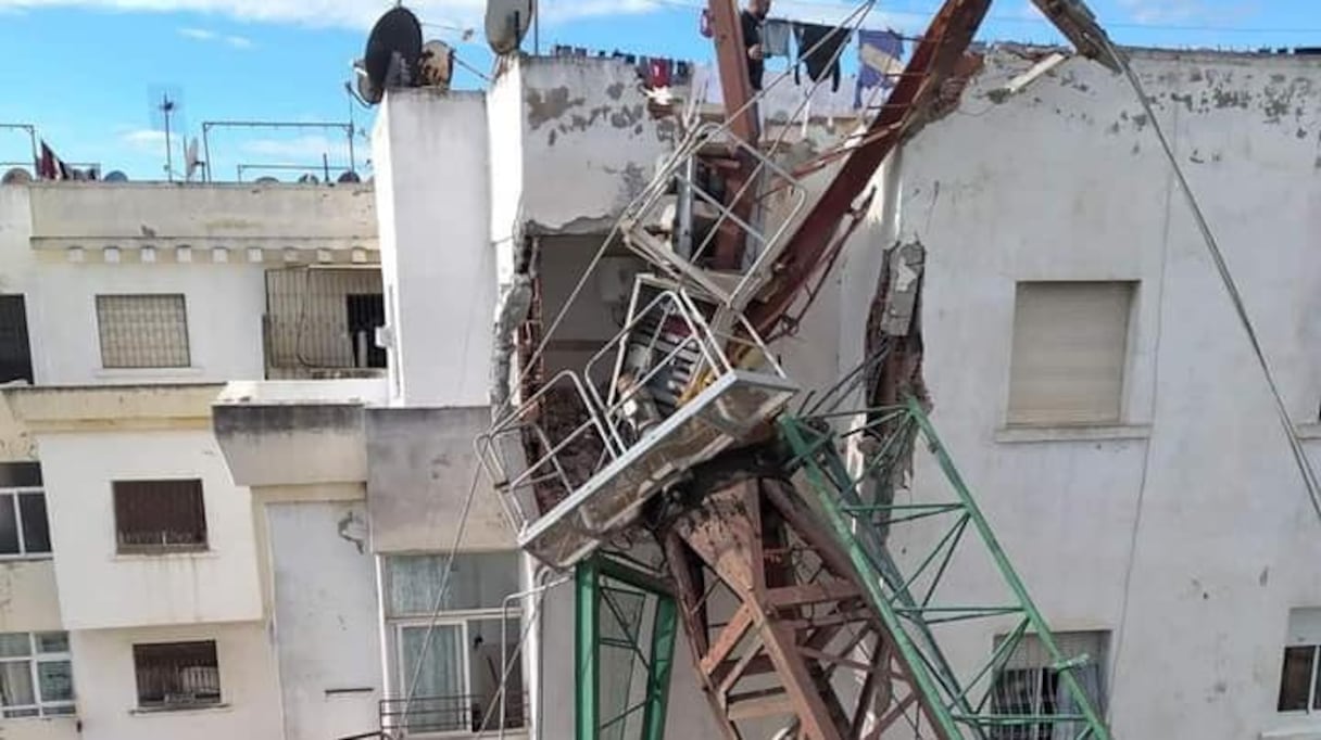 Une grue s'est écroulée hier, mercredi 24 novembre 2021, à Tanger.
