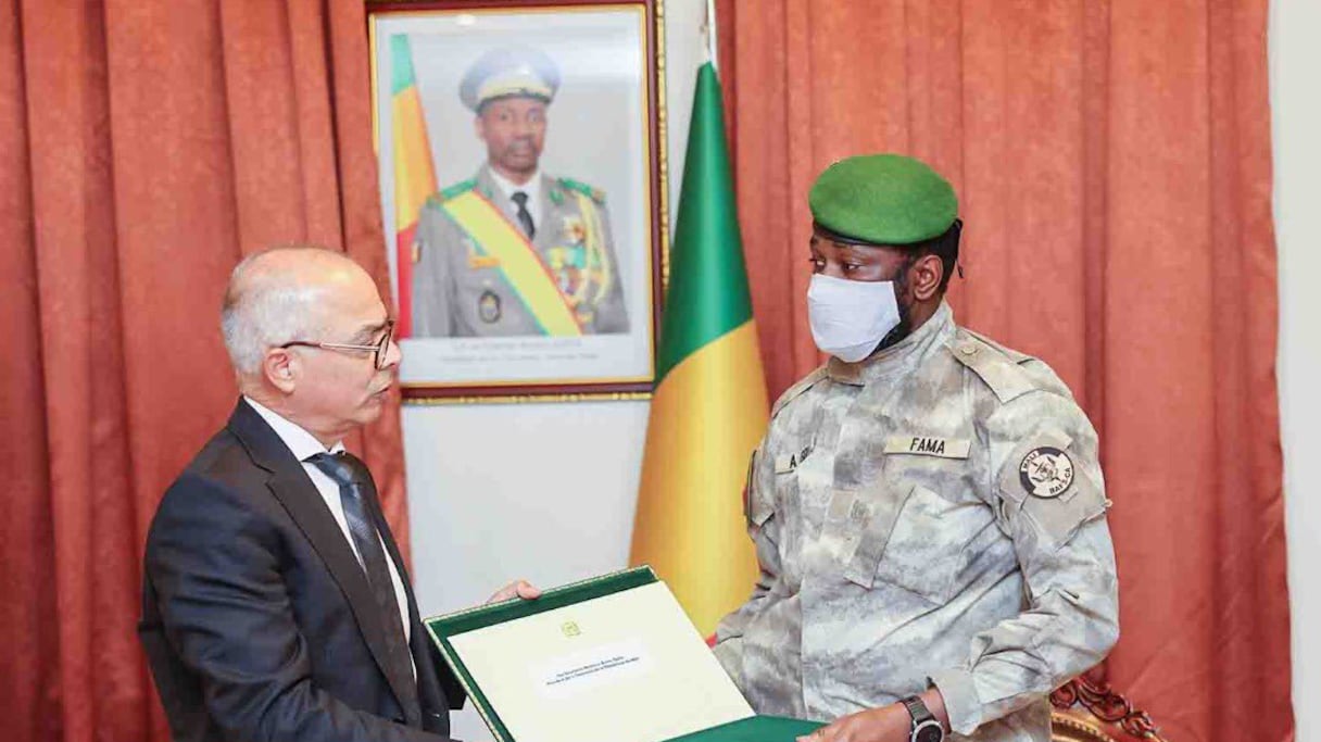 Le Président de la transition au Mali, le Colonel Assimi Goïta et  Chakib Benmoussa,  ministre de l'Education nationale, du préscolaire et des sports.
