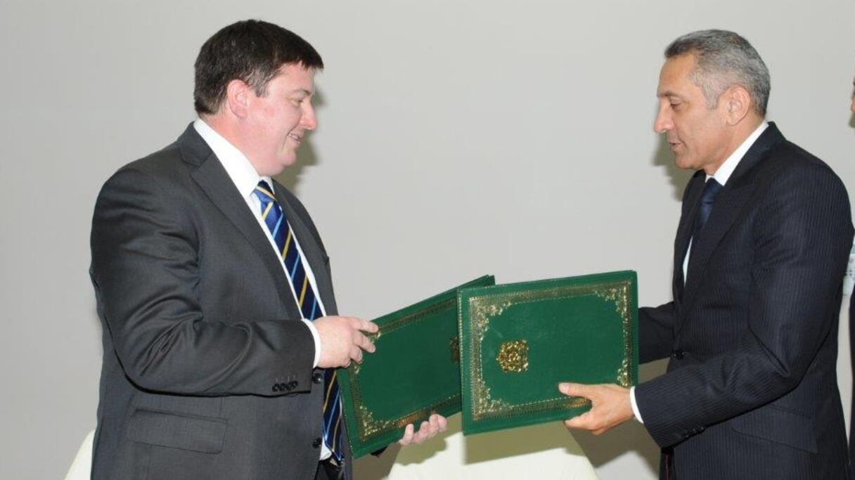 John Pryce, Senior Vice-Président Automotive EMEA de TE et Moulay Hafid Elalamy, ministre de l'industrie
