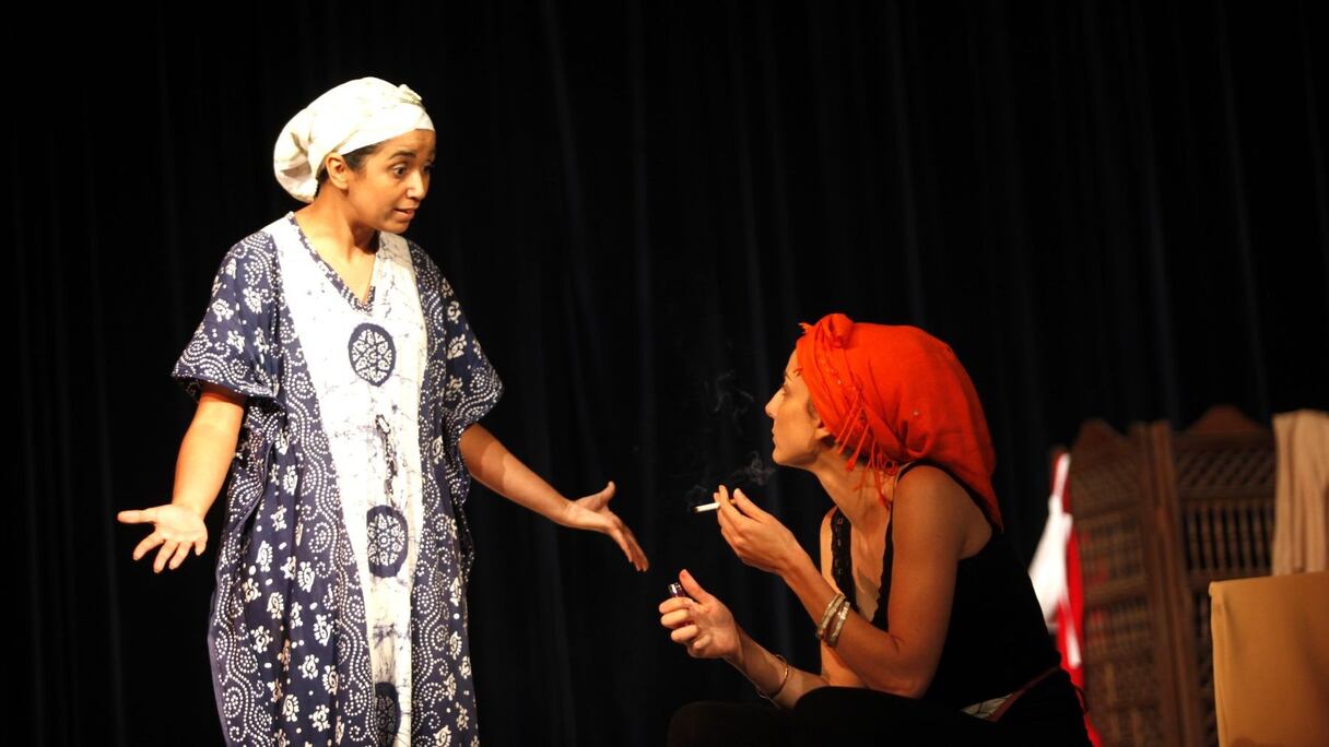 Dans l'espace feutré du bain maure, les femmes, issues de divers milieux, racontent leur histoire, leur vie à Alger, Tunis, Casablanca. 
