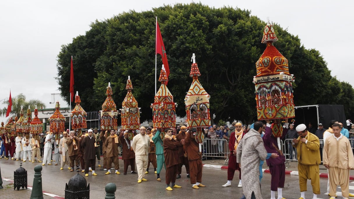 Un cortège haut en couleurs.
