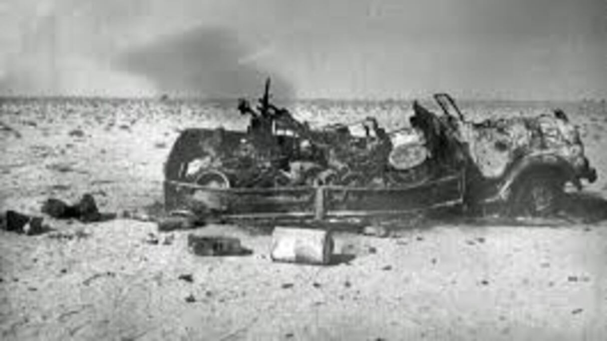 Un véhicule polisarien, équipé d'une mitrailleuse, complètement calciné. 
