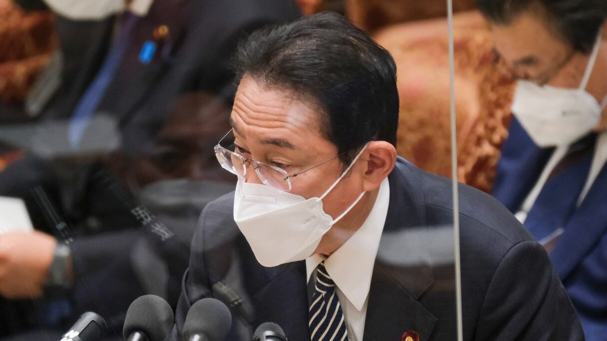 Le Premier ministre japonais Fumio Kishida assiste à une session de la commission budgétaire de la chambre basse sur les mesures contre le Covid-19 au Parlement à Tokyo, le 7 février 2022.
