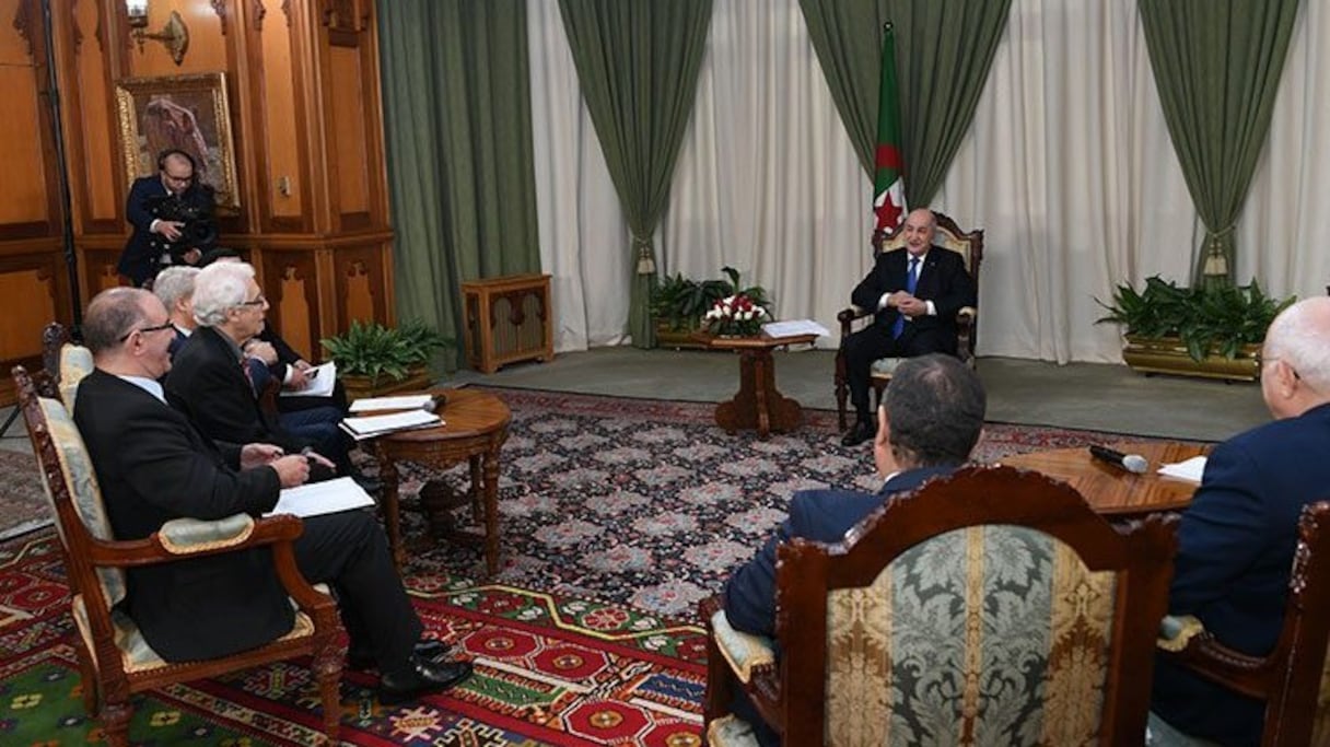 Abdelmadjid Tebboune avec des journalistes algériens.
