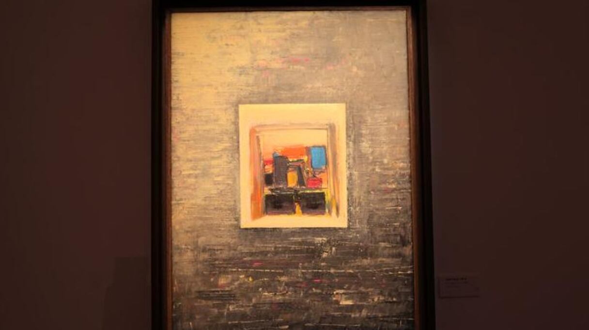 Les fenêtres s'ouvrent, parmi le ruissellement des lumières, pour inviter le spectateur à entrer dans des univers intimes.
