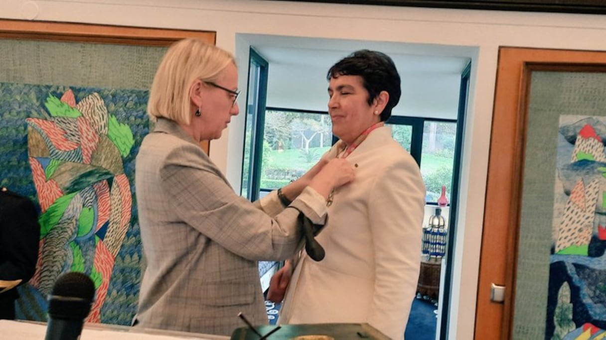 La première présidente de la Cour des comptes, Zineb El Adaoui, décorée, jeudi 17 mars 2022, de l'insigne de chevalier de la Légion d’honneur, par l’ambassadrice de France au Maroc, Hélène Le Gal,
