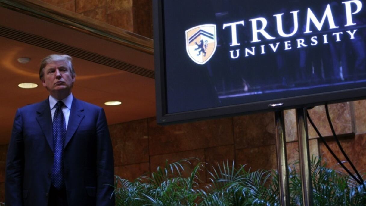 Donald Trump devant "l'université Trump", le 23 mai 2005 à New York.
