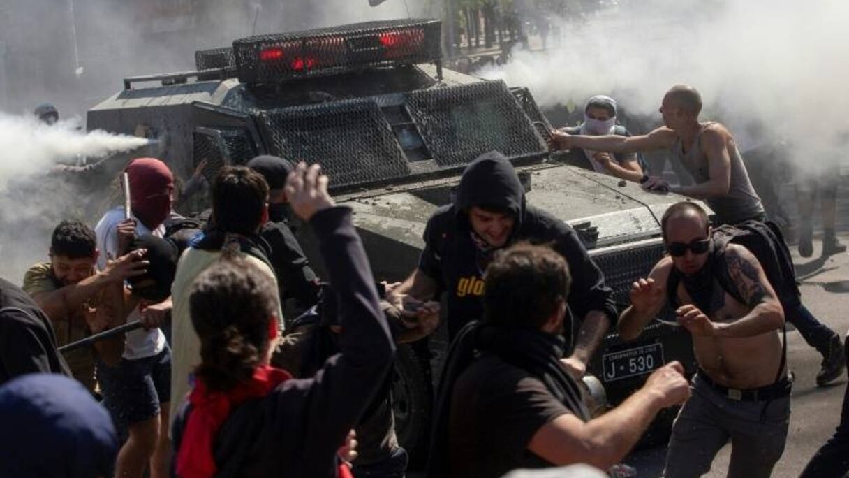 Heurts entre manifestants et police anti-émeute, le 20 octobre 2019, à Santiago du Chili.
