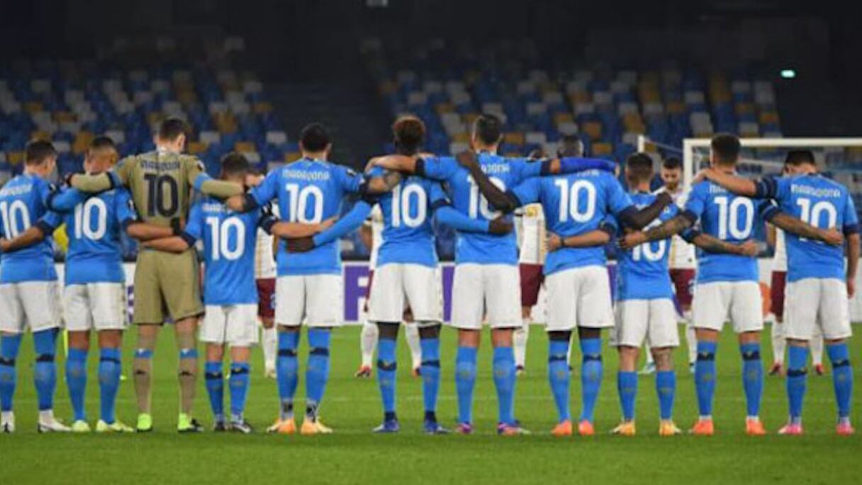 Les joueurs de Naples avec le N.10 sur le terrain, en hommage à Maradona.
