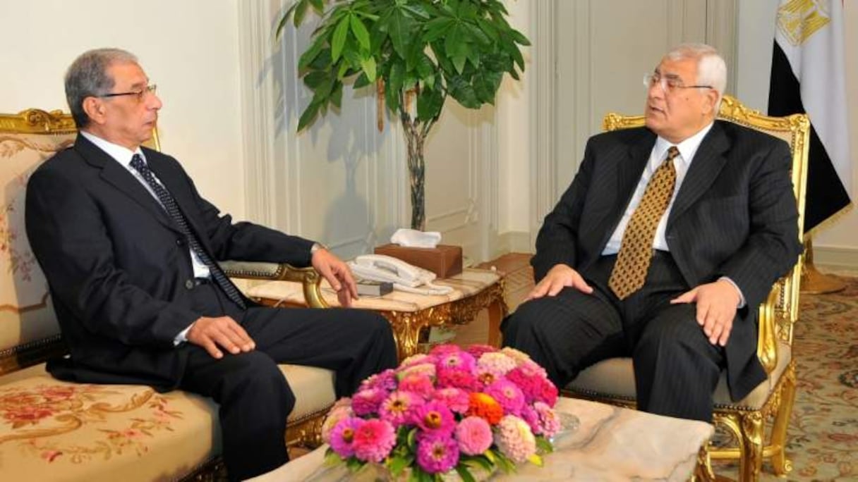 Le président égyptien par intérim Adly Mansour (D) et le procureur général Hicham Barakat (G).
