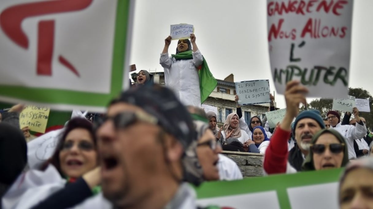 Lors de la marche du personnel de la santé contre le régime Bouteflika, le mardi 19 mars à Alger.
