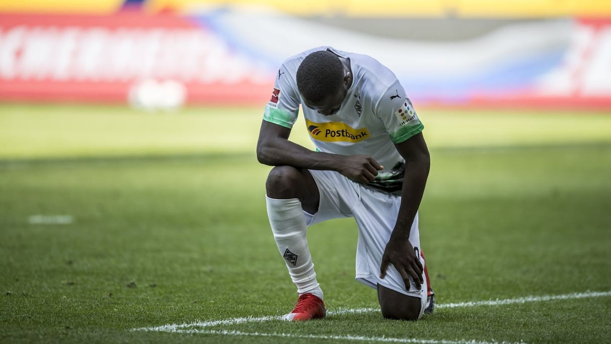 Marcus Thuram rend hommage à George Floyd lors de la rencontre opposant le Borussia Mönchengladbach à l'Union Berlin, le 31 mai 2020.
