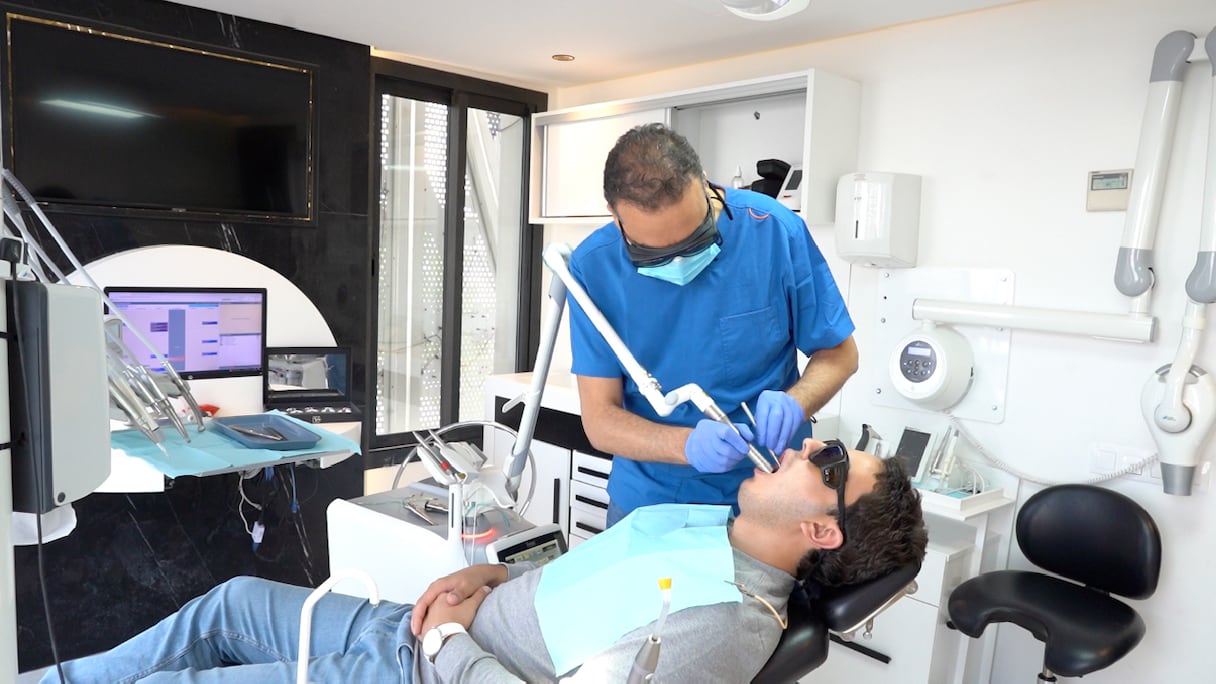 Les nouvelles techniques laser sont utilisées à Art’s Clinic pour le diagnostic des caries précoces et le traitement des caries et des sensibilités dentinaires. 
