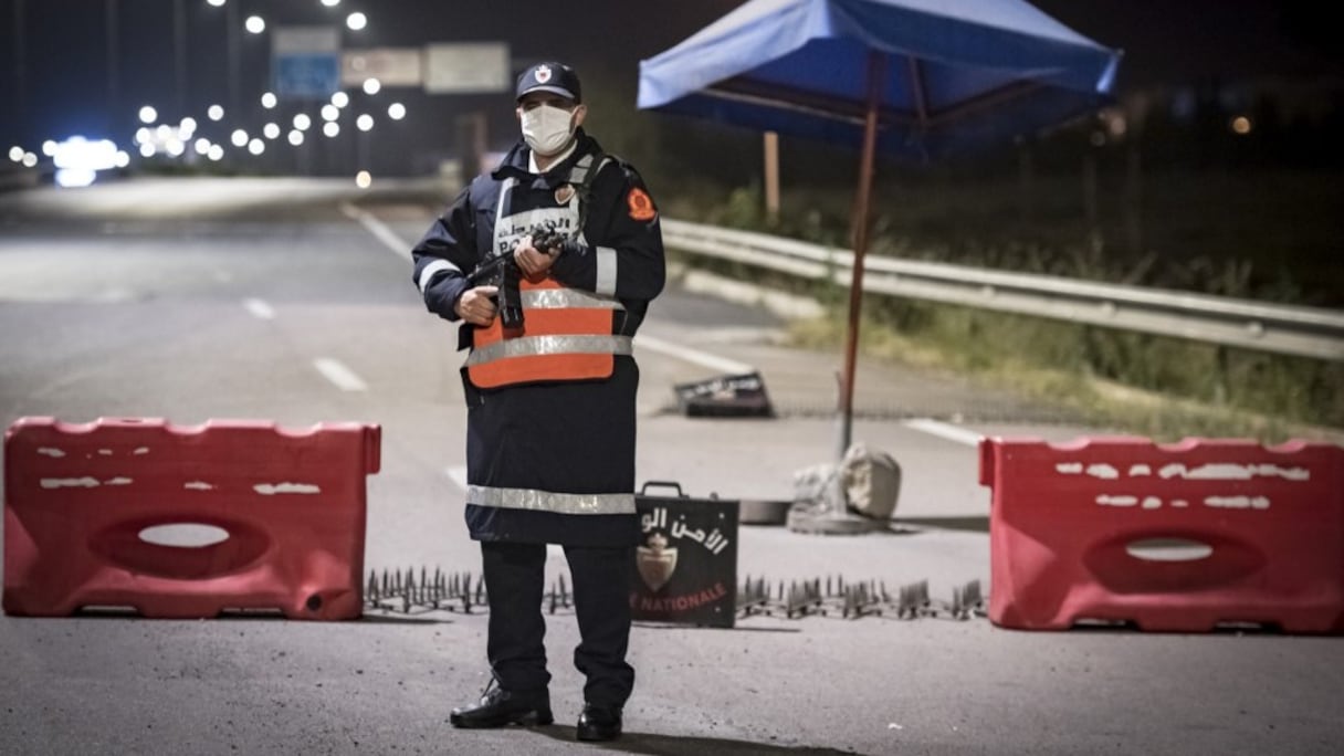 Un policier marocain veillant au respet de l'état d'urgence sanitaire, ici à Rabat.
