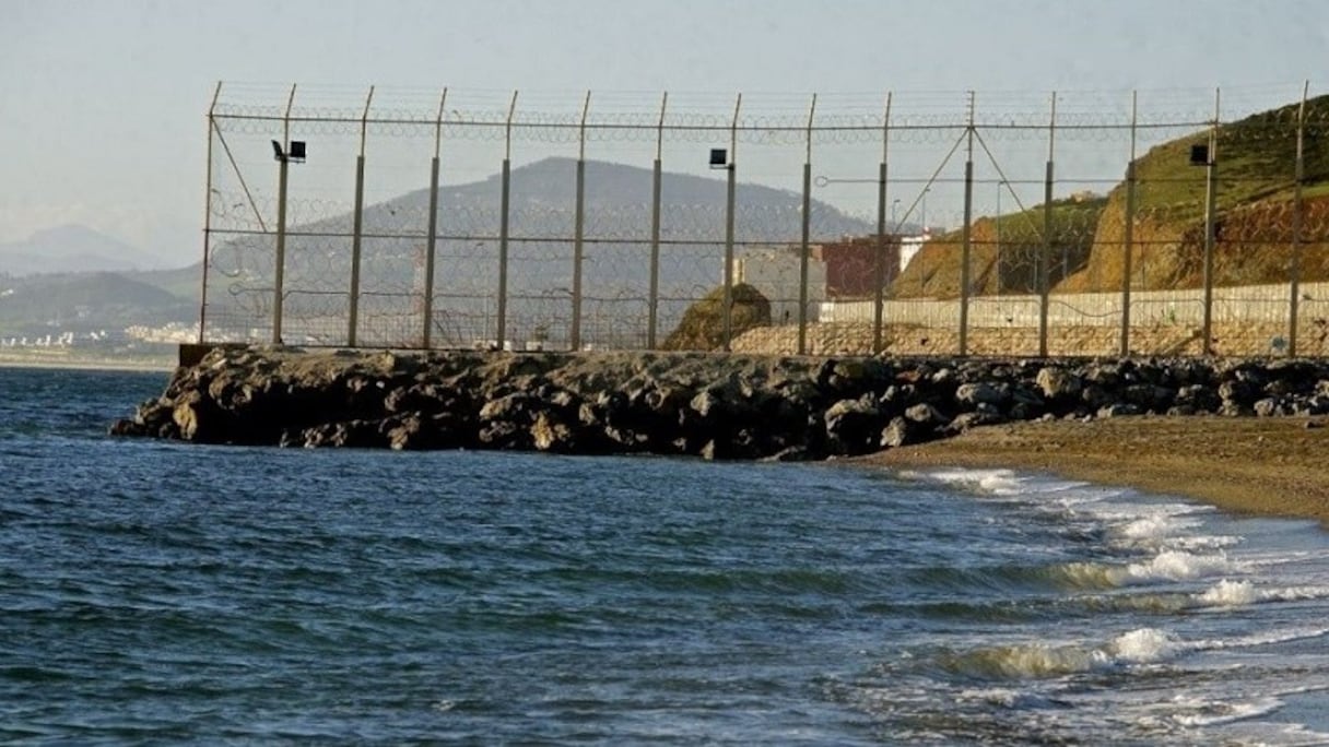 Jetée et grillages à Tarajal, à la frontière en Méditerranée entre le préside de Sebta et le Maroc. 
