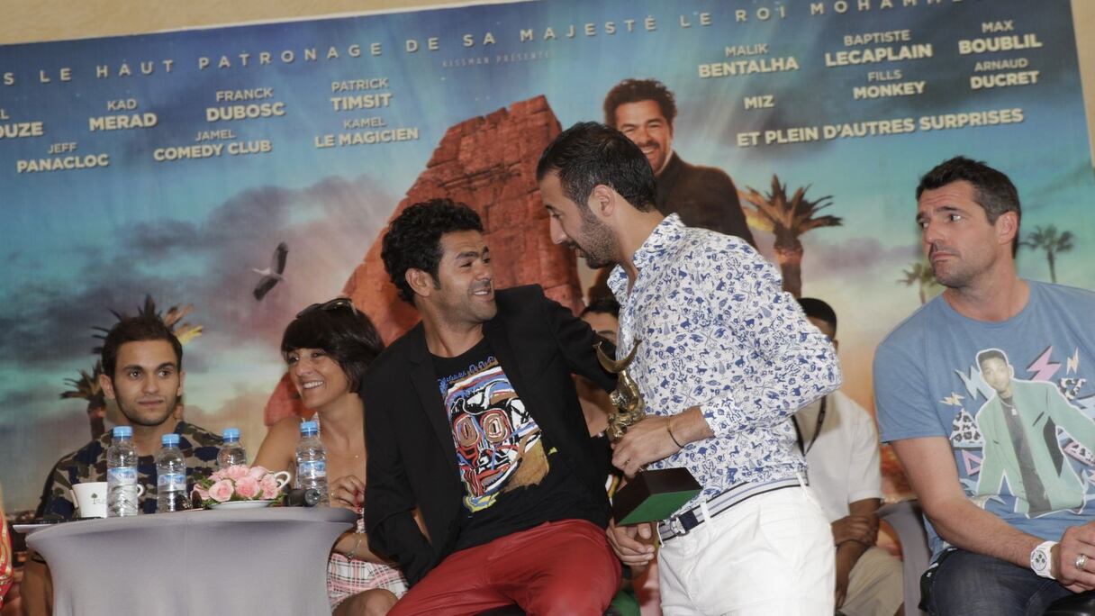 Eko a été récompensé pour son talent et son one man show "Chtatata", qui a remporté un beau succès.  Emu et quelque peu surpris, il a trituré un moment son trophée, sous le regard amusé de Jamel Debbouze. 
