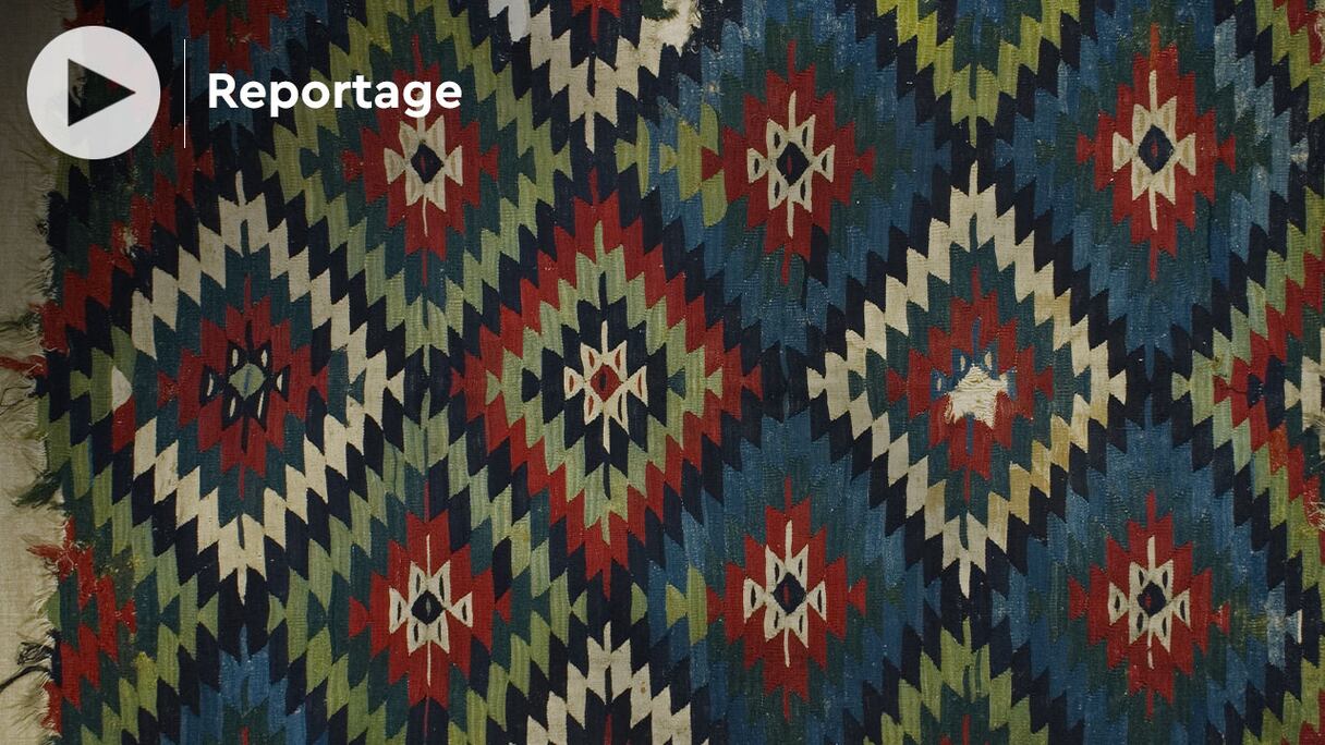 A Marrakech, à Dar Si Saïd, une exposition, intitulée «Deux visages: collection des kilims de Pirot au Musée ethnographique de Belgrade», donne à voir des tapis serbes dont la technique de tissage est la même que celle du hanbel marocain.
