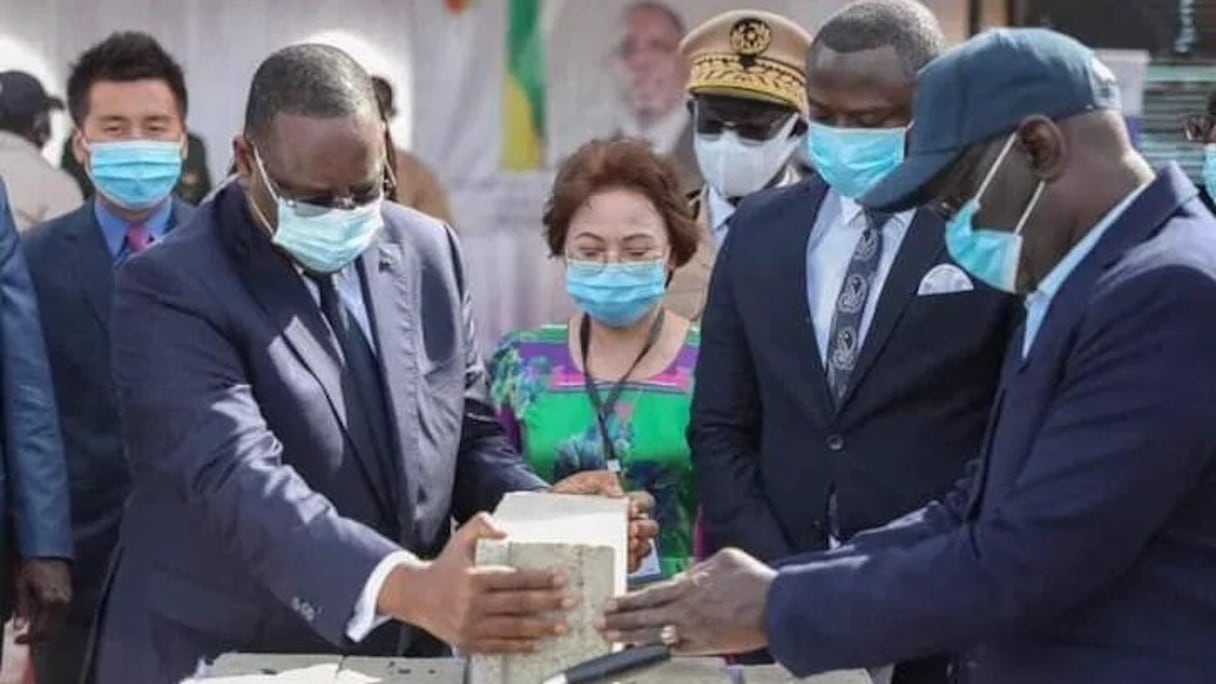 Le président Macky Sall pose la première pierre du projet.
