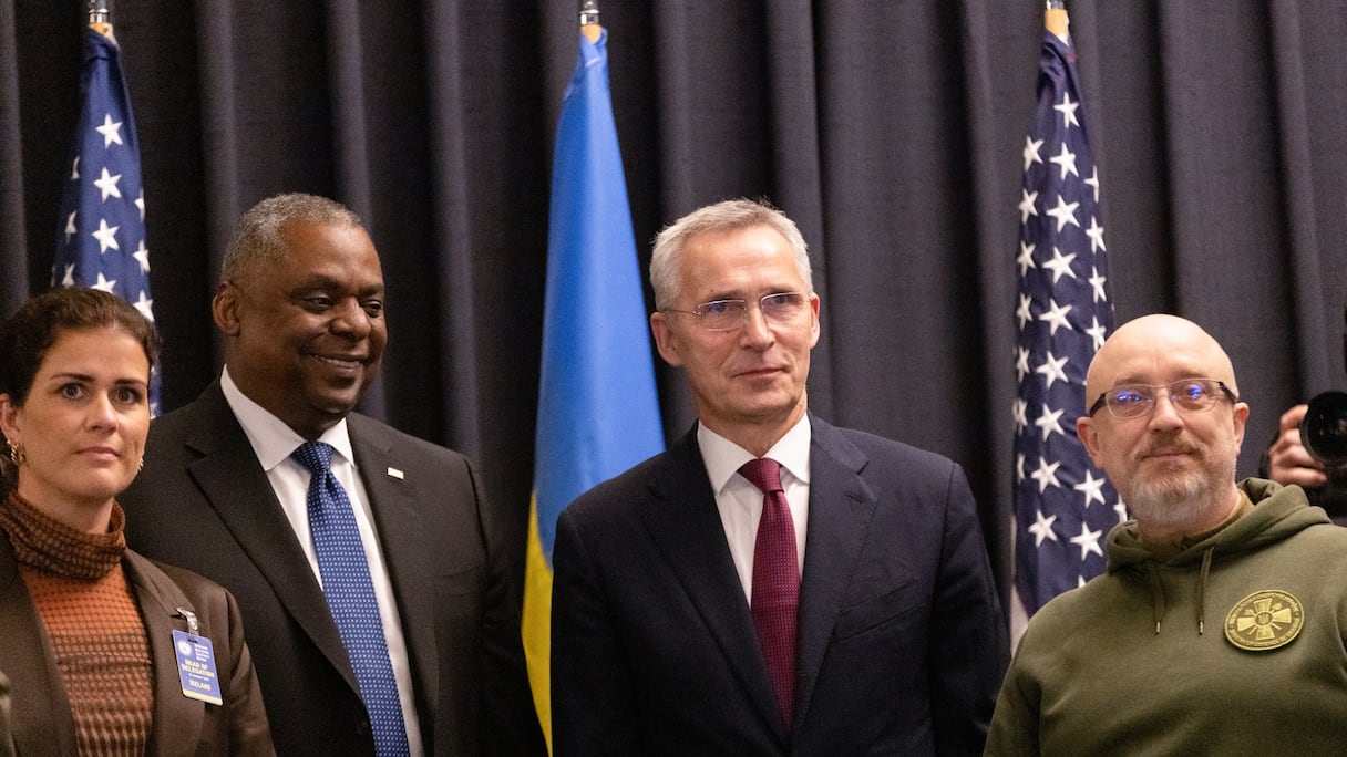 De g. à dr.: la ministre islandaise de la Défense Thordis Kolbrun R. Gylfadottirle, le secrétaire américain à la Défense Lloyd Austin, le secrétaire général de l'OTAN Jens Stoltenbergle ministre ukrainien de la Défense Oleksii Reznikov.
