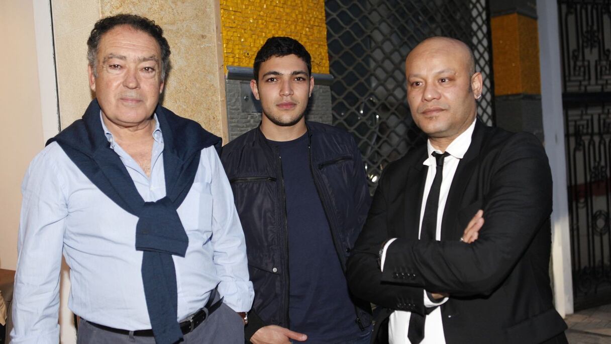 Ilias Selfati qui a posé avec plaisir aux côtés de son confrère Saad Hassani, présent aussi au vernissage. 
