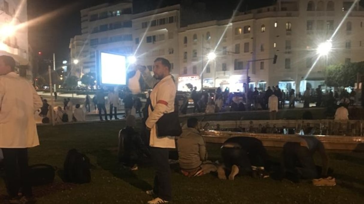 Photo du sit-in observé dans la nuit de mercredi à jeudi, devant le parlement. 
