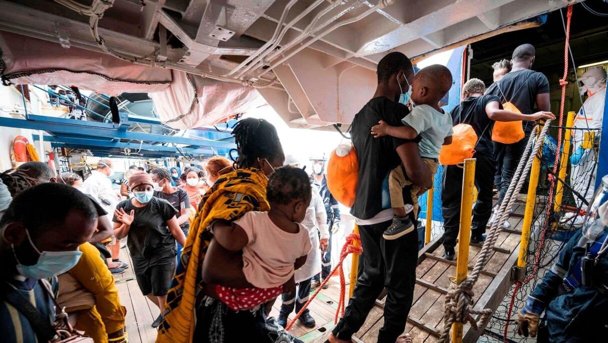 Embarquement à bord de l'Alan Kurdi, de l'ONG allemande Sea-Eye, qui a sauvé 133 migrants en mer et qui fait route mercredi 23 septembre 2020 vers le port de Marseille en France. 
