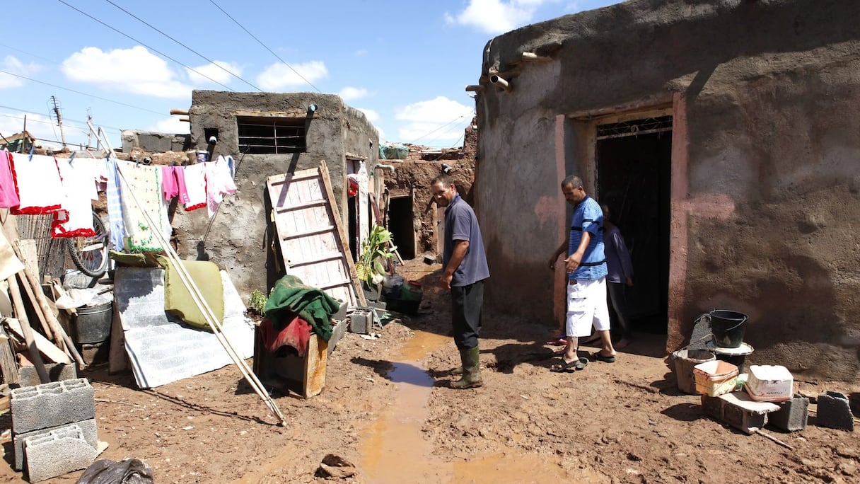 A Douar Sraghna, les habitants tentent de sauver quelques affaires mises à sécher au soleil
