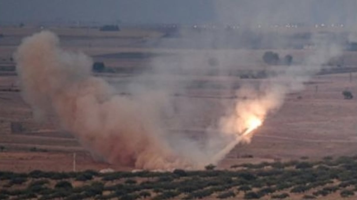 Les forces turques tirent un missile vers la ville syrienne de Ras al-Aïn, depuis le territoire turc frontalier, le mardi 15 octobre 2019. 
