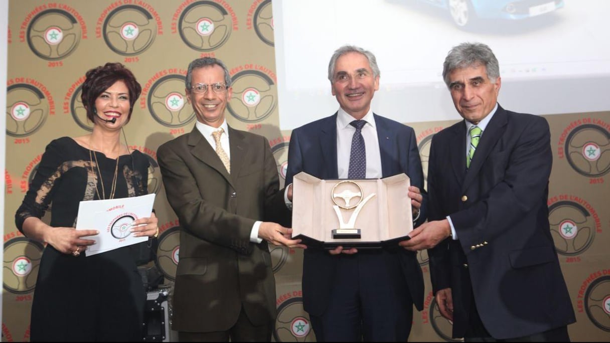 Fatima Ouriaghli, Ahmed Rahou (PDG CIH Bank), Jacques Prost (DG groupe Renault Maroc), Stéphane Galoustian (DG Renault Commerce).
