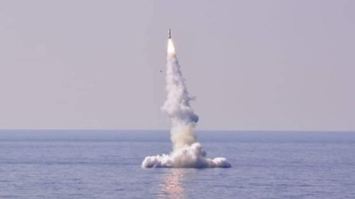 Un missile de croisière algérien tiré, lundi 30 septembre, depuis le large d'Oran, sur des cibles terrestres. 
